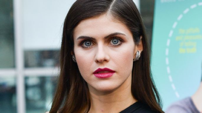 FOTOS: Alexandra Daddario deja sus nenas al descubierto con este vestido Dior transparente