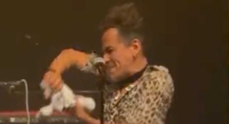 Rubén Albarrán, vocalista de Café Tacvba, destruye un Dr. Simi de sus fans ¿Odia al público?