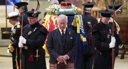 Preocupación en la Realeza: Miembro de la corte de la Reina Isabel II se desvanece en pleno funeral