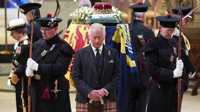 Preocupación en la Realeza: Miembro de la corte de la Reina Isabel II se desvanece en pleno funeral