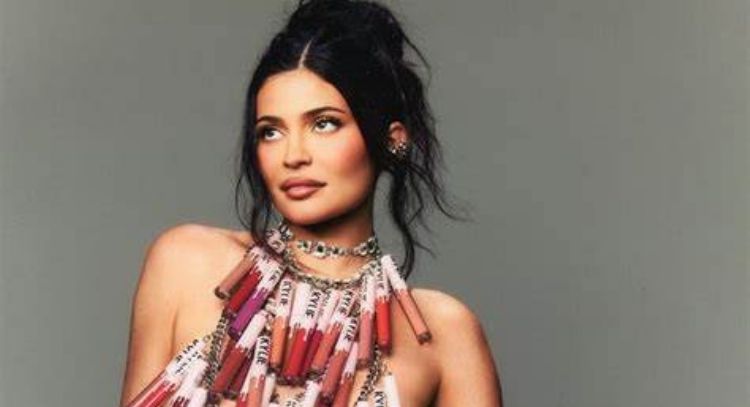 Kylie Jenner comparte coqueta FOTO de su look y paraliza Internet