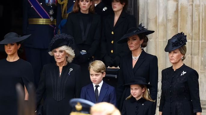 FOTO: Princesa Charlotte llora devastada en funeral de Reina Isabel II; Kate Middleton la consuela