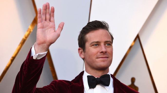 Exnovia de Armie Hammer revela que él le presentó a su madre 3 días después de “horrible” encuentro íntimo