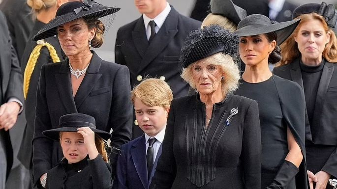 Tras llorar en funeral de Reina Isabel II, Princesa Charlotte recibe consuelo de Harry y Meghan