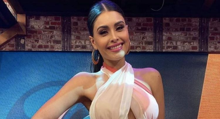 Kristal Silva regresa al programa 'VLA' y presume figura con increíble vestido claro desde TV Azteca
