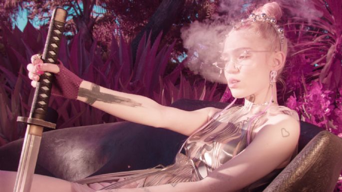 Grimes declara que las plataformas de streaming deberían tener una sección de IA por esto