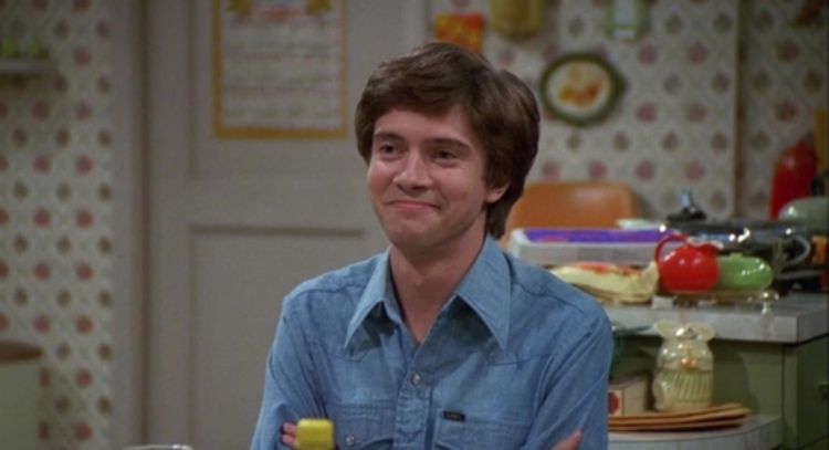 Topher Grace revela como fue volver con sus compañeros al filmar 'El Show de los 90': "Como Navidad"