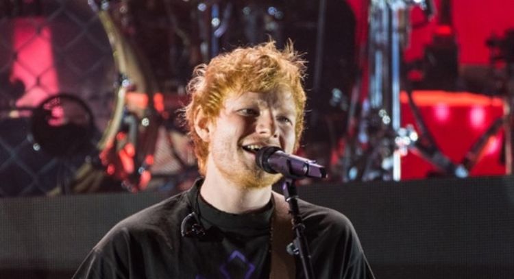 Ed Sheeran sorprende al transformar un club en un karaoke e interpretar estas increíbles canciones