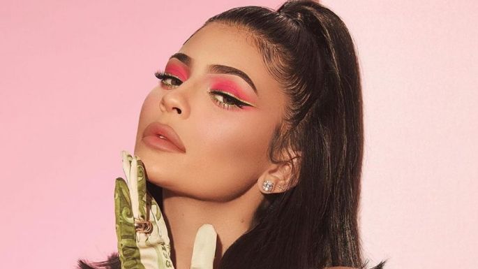 Kylie Jenner luce escotado vestido de terciopelo en la Semana de la Moda y roba más que suspiros