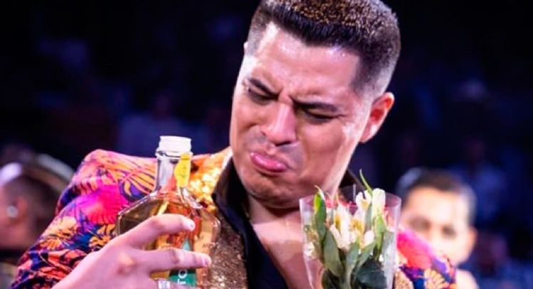 Eduin Caz de Grupo Firme aparece desde el hospital y anuncia que pronto será operado