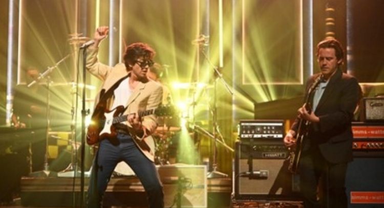 Los Arctic Monkeys presentan en vivo pro primera vez su nuevo sencillo 'Body Paint'; escúchalo aquí