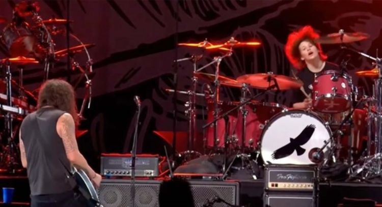 El hijo de Taylor Hawkins, Oliver Shane, toca en la batería 'My Hero' en honor a su fallecido padre