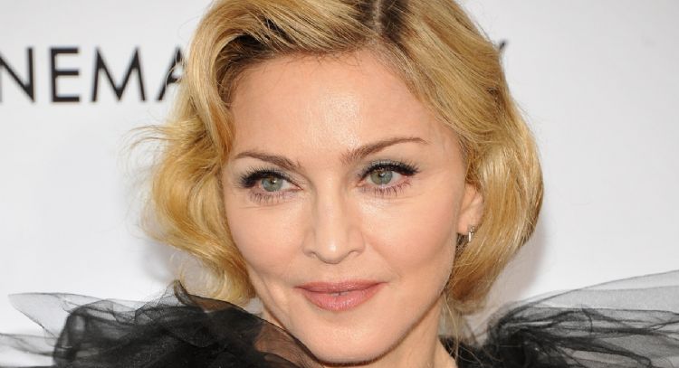 Madonna impacta al quitarse las cejas y traer el cabello rojo