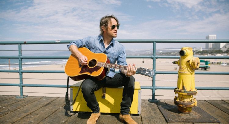 Chris Shiflett, guitarrista de Foo Fighters, lanza su nuevo sencillo titulado 'Born & Raised'