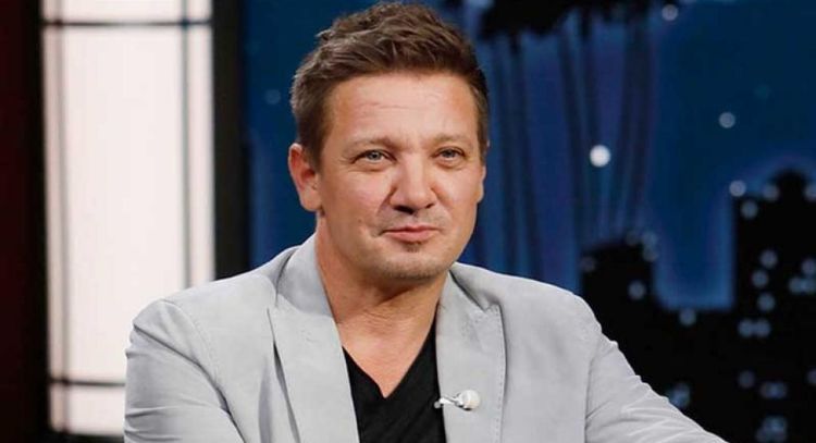 Hermana de Jeremy Renner da actualización favorable de su estado de salud