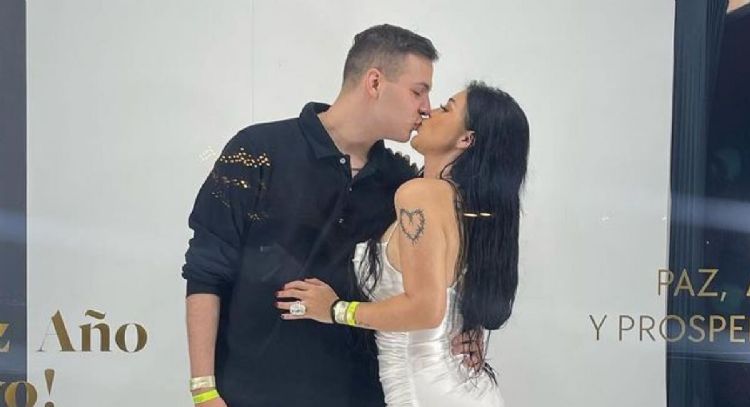 ¿Cortaron? Después de presumir su anillo de promesa Gomita borra todas sus fotos con su novio