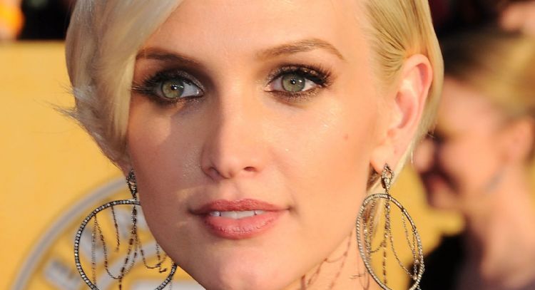 Ashlee Simpson revela cómo reaccionó cuando a su hijo menor de edad le ofrecieron vino