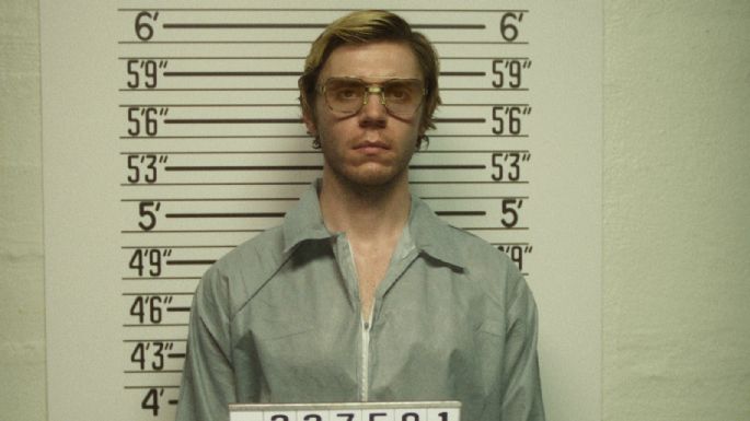 Madre de una víctima de Dahmer arremete contra los Globos de Oro por premiar a Evan Peters