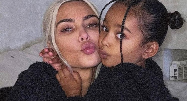 Kim Kardashian le celebra a su hija Chicago con una gran fiesta de Hello Kitty