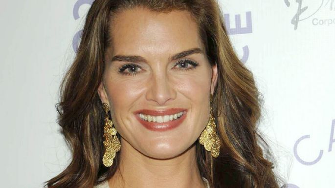 Brooke Shields posa con su yo más joven para poster de su nuevo documental 'Pretty Baby'