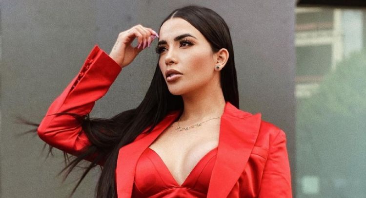 Dania Méndez conquista Telemundo al aparecer enfundada en elegante saco vestido, este es su look