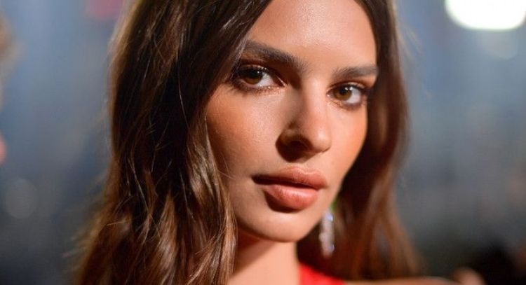 Emily Ratajkowski sorprende al revelar que quiere salir con una mujer y está esperando a la correcta