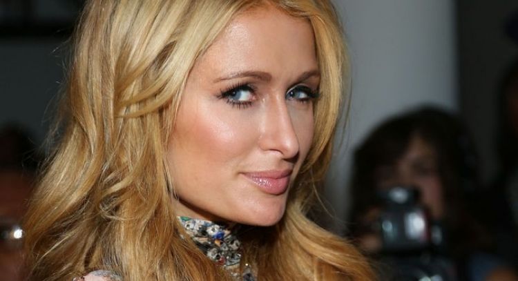 Paris Hilton hace homenaje a su icónico vestido de cumpleaños de 2002