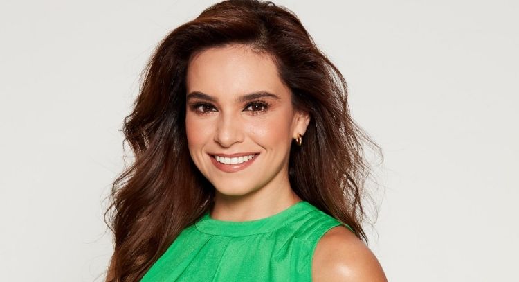 Tania Rincón presume figura en este ceñido 'outfit' claro y enamora a todo Instagram; así modela