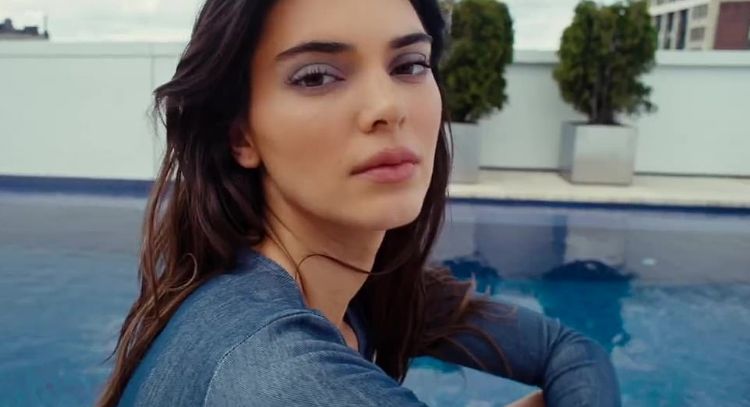 Kendall Jenner luce encantador vestido café y derrocha belleza en Instagram