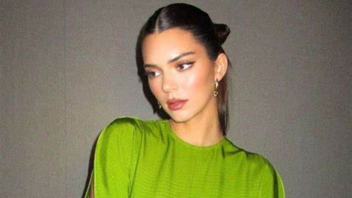 Kendall Jenner reaparece en Instagram y modela con este elegante vestido plateado de temporada