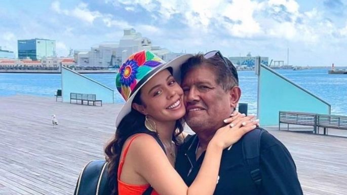 La novia de Juan Osorio, Eva Daniela presume el anillo que le regaló el productor