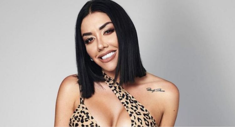 Frente al espejo, Karime Pindter presume su belleza enfundada en outfit animal print