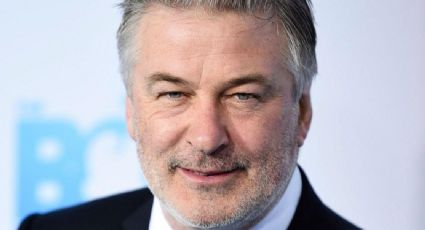 Arremeten contra Alec Baldwin por texto sugerente en foto de su hijo e Hilaria Baldwin