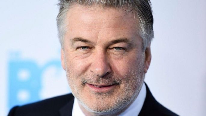 Arremeten contra Alec Baldwin por texto sugerente en foto de su hijo e Hilaria Baldwin