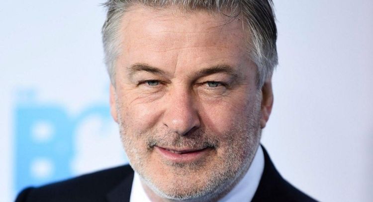 Arremeten contra Alec Baldwin por texto sugerente en foto de su hijo e Hilaria Baldwin