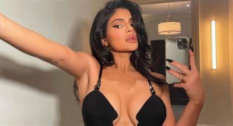 FOTO: Kylie Jenner presume cambio de 'look' con coqueto vestido claro y deleita a todos Instagram