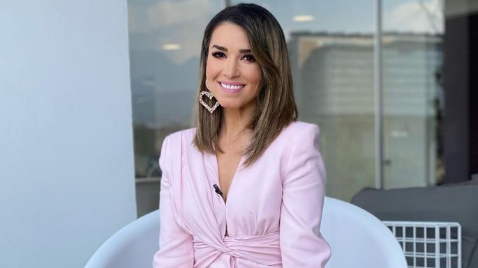 Desde TV Azteca, Laura G demuestra cómo lucir radiante con este encantador 'look' claro de día