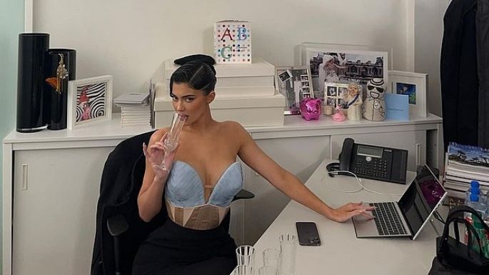 Kylie Jenner es captada con un cigarrillo y haciendo una provocadora pose
