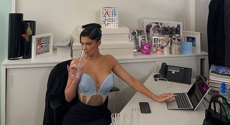 Kylie Jenner es captada con un cigarrillo y haciendo una provocadora pose