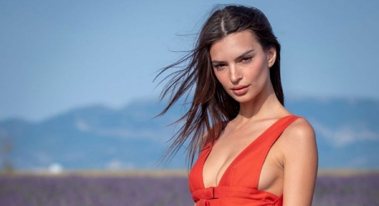 Emily Ratajkowski luce como otra con cabello rubio corto para sesión en España