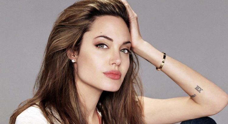 Angelina Jolie publica una foto inédita de su infancia junto a su madre por su 73 cumpleaños