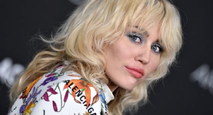 Miley Cyrus anuncia 8vo disco enfundada en un traje de baño negro revelador