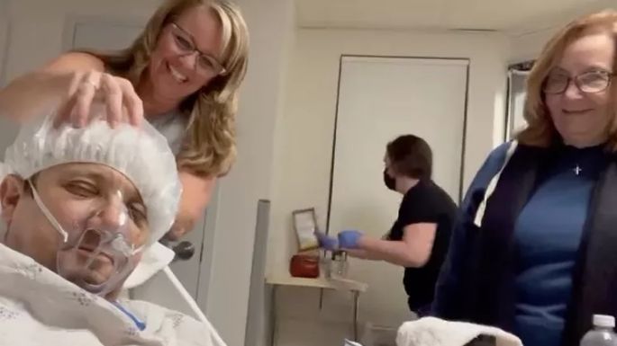 Jeremy Renner comparte un video desde el hospital junto a su madre y su hermana ayudándolo