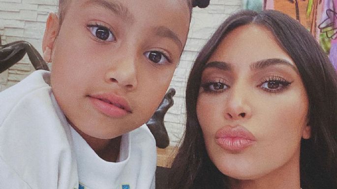 North West impacta al disfrazarse de su papá, Kanye West, y aparece con Kim Kardashian