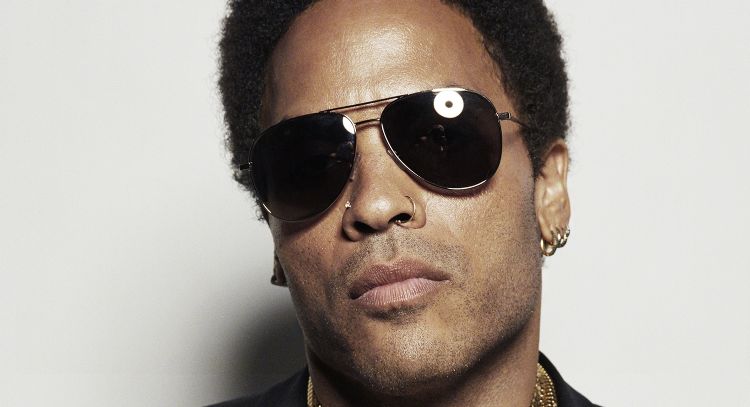Lenny Kravitz posa sin nada de ropa en el océano y enamora a todos
