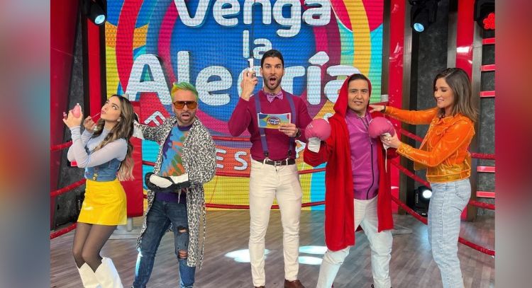 Qué dolor: Conductora de 'VLA' sufre accidente en vivo y se lleva tremendo golpe