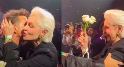 Luis Miguel sorprende a Carolina Herrera con un beso y flores en pleno concierto; mira aquí el VIDEO