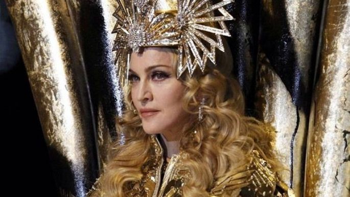 ¡Tan católica! Madonna causa polémica en las redes al usar imagen del Papa en una sudadera