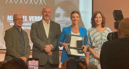 Maribel Verdú, actriz de 'Flash' y 'El Laberinto del Fauno', recibe una medalla por parte de la UNAM