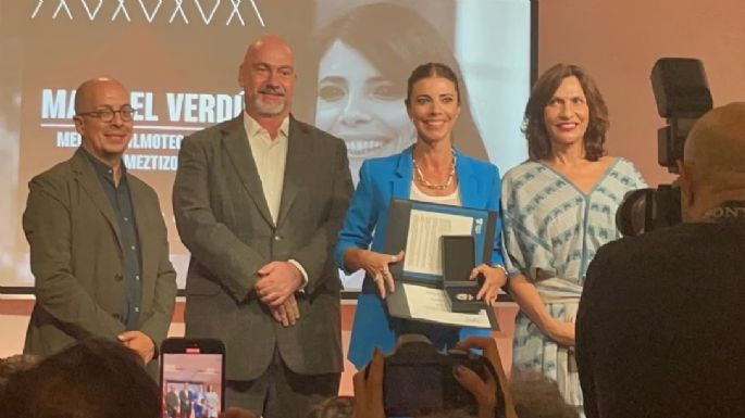 Maribel Verdú, actriz de 'Flash' y 'El Laberinto del Fauno', recibe una medalla por parte de la UNAM